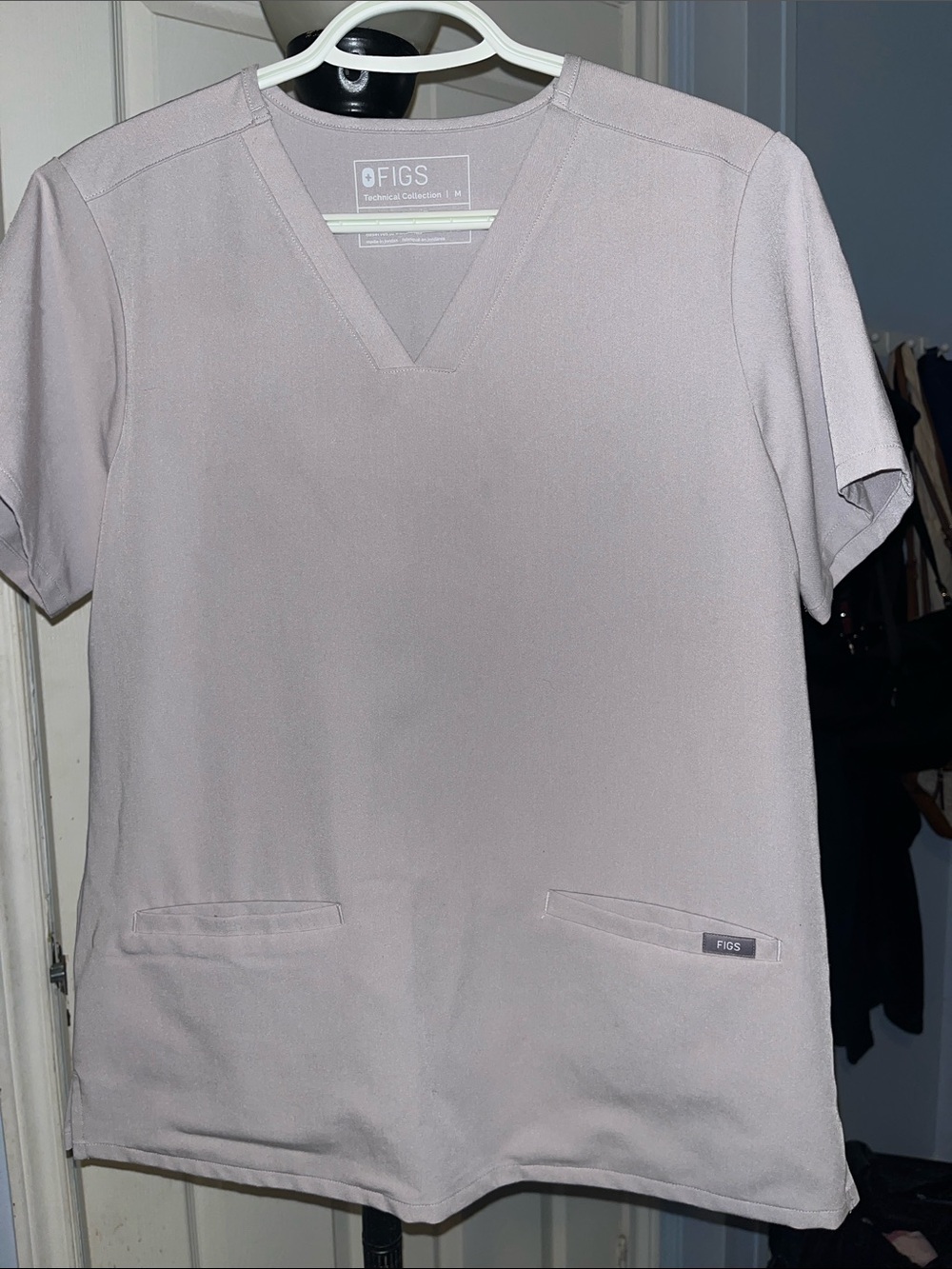 Figs Men’s V-Neck Scrub Top in Light Gray